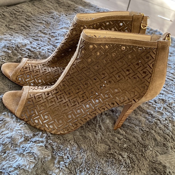 Suede Leather Cutout Design Ankle hi Peep Toe Heel - Picture 2 of 7